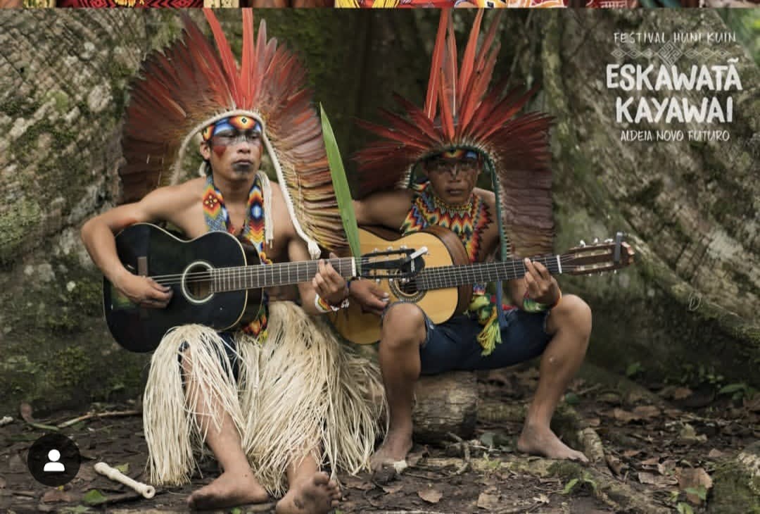 Huni Kuin musicians playing guitar — Eskawatã Kayawai, Aldeia Novo Futuro