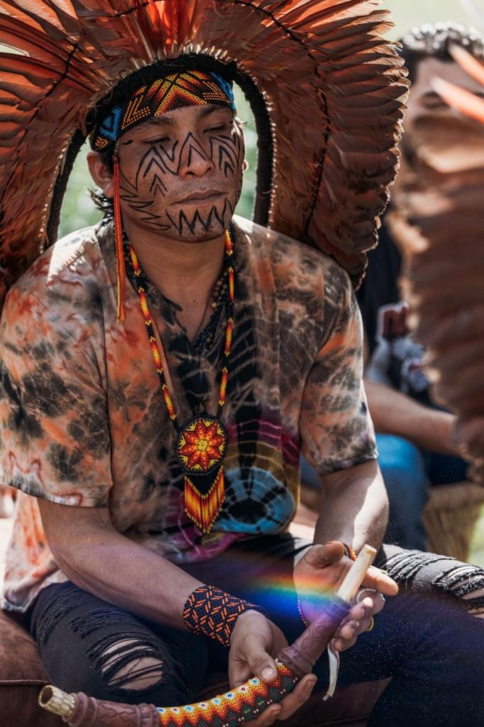 Txana serving Rapé in ceremony